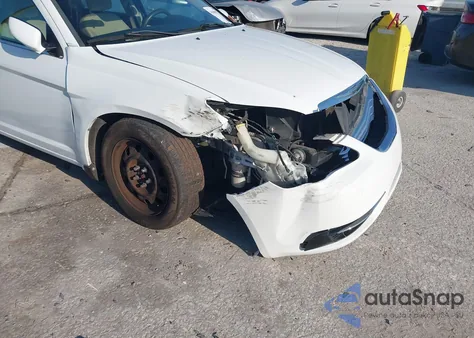 2013 Chrysler 200 Lx z USA, uszkodzony, nr VIN 1C3CCBAB7DN691783